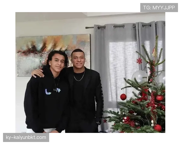 刚刷到姆巴佩机场照，手拎一大堆名牌袋子，领奖台那股冷峻感哪儿去了